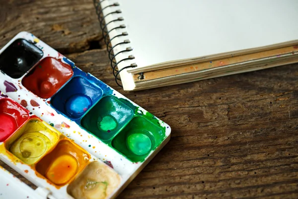 Набор для рисования: бумага, кисти, краски, акварель, акриловая краска — стоковое фото