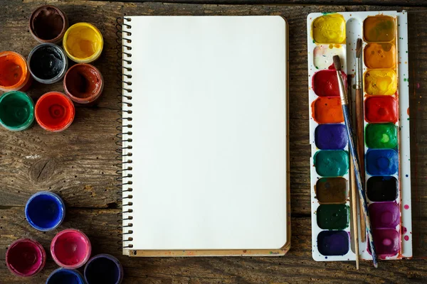 Küme resim: kağıt, fırçalar, boyalar, suluboya, akrilik boya — Stok fotoğraf