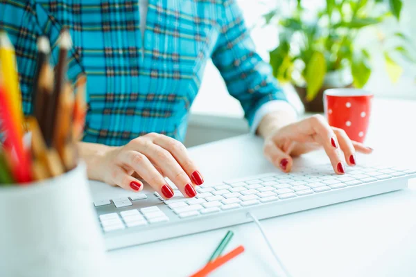Žena úřednice psaní na klávesnici — Stock fotografie