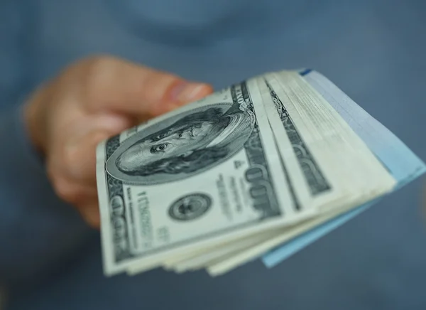 Mão mulher com notas de dólar — Fotografia de Stock