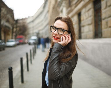 Akıllı pho konuşurken sokakta yürürken işkadını