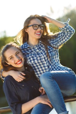 Günbatımı ışığı açık havada eğleniyor iki oynak kız