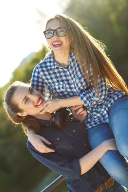 Günbatımı ışığı açık havada eğleniyor iki oynak kız