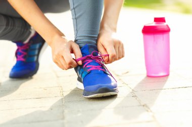 Koşu ayakkabıları - kadın ayakkabı bağcıklarımı bağlama