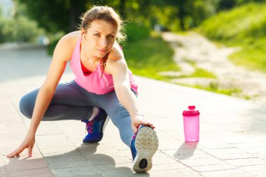 Genç kadın çalıştırmadan önce ısınma