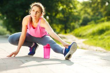 Genç kadın çalıştırmadan önce ısınma