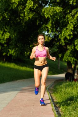 Sabah yolda çalışan genç kadın runner