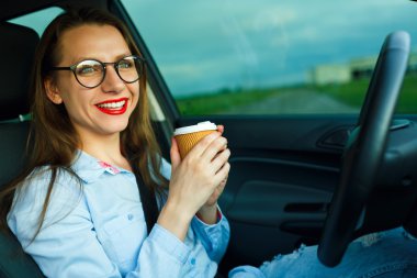 Genç kadın kahve ile onu arabayı git