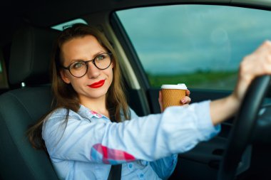 Genç kadın kahve ile onu arabayı git