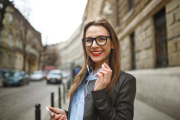Geschäftsfrau läuft die Straße hinunter, während sie auf Smart Pho spricht — Stockfoto