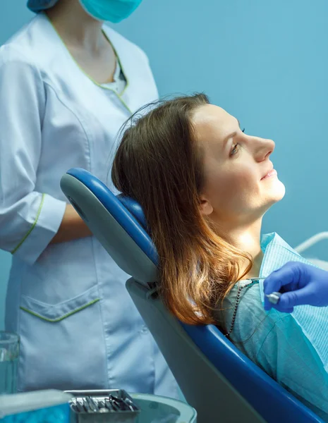 Mujer recibiendo un tratamiento dental — Foto de Stock