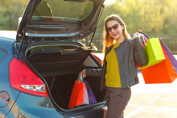 Femme mettant ses sacs à provisions dans le coffre de la voiture — Photo