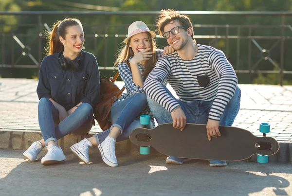 Amici sorridenti che si divertono all'aperto — Foto Stock