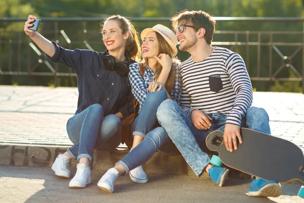 屋外の selfie を作ると友達に笑顔 — ストック写真