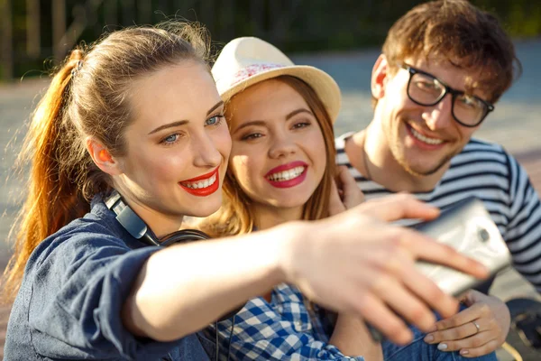 Mosolyogva meg így selfie szabadban — Stock Fotó