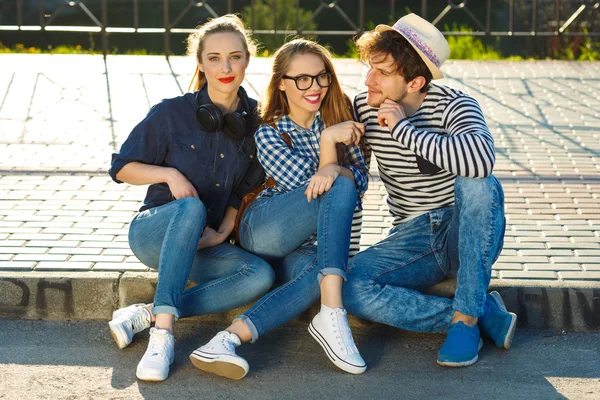 Lachende vrienden buiten plezier — Stockfoto