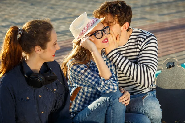 Lächelnde Freunde, die Spaß im Freien haben — Stockfoto