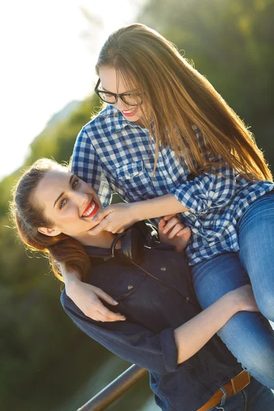 Két játékos lányok szabadban szórakozik naplemente fény — Stock Fotó