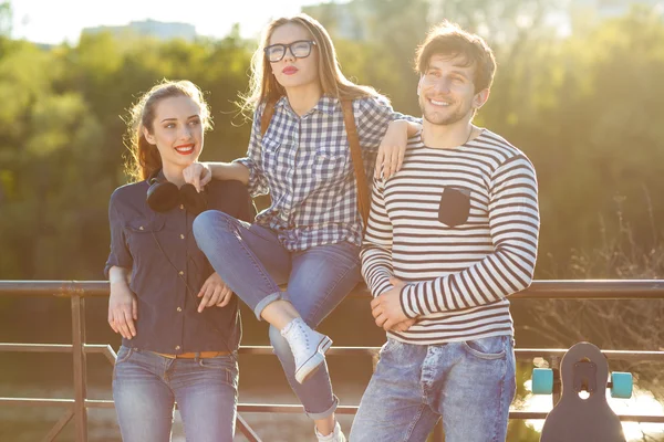 Lachende vrienden buiten plezier — Stockfoto