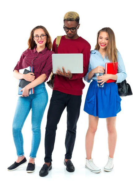 Studenti felici in piedi e sorridenti con libri, laptop e borse — Foto Stock