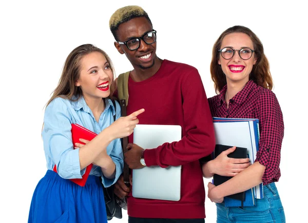 Des étudiants heureux debout et souriants avec des livres, un ordinateur portable et des sacs — Photo