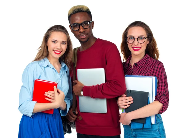 Des étudiants heureux debout et souriants avec des livres, un ordinateur portable et des sacs — Photo