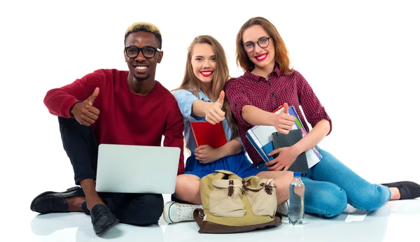 Tres jóvenes estudiantes adolescentes felices con pulgares hacia arriba aislado en w —  Fotos de Stock