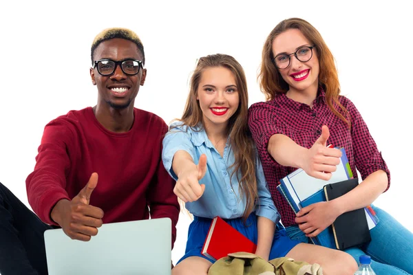 Tre giovani studenti adolescenti felici con i pollici in su isolati su w — Foto Stock