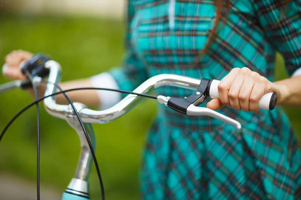 彼女の自転車を屋外と歩いている少女 — ストック写真