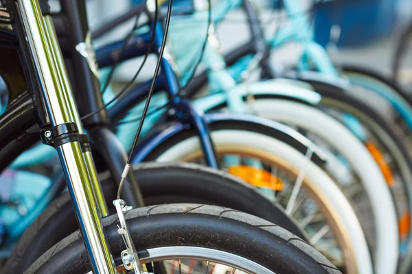 Hjulet i detalj av en grupp av cyklar på parkering — Stockfoto