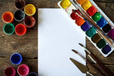 Küme resim: kağıt, fırçalar, boyalar, suluboya, akrilik boya 