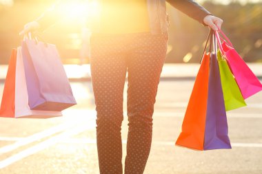 Alışveriş çantasını elinde tutan kadın