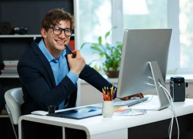 Ev ofis çalışma yakışıklı genç