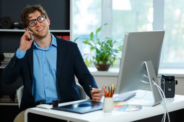 Ev ofis çalışma yakışıklı genç