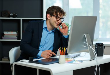 Ev ofis çalışma yakışıklı genç