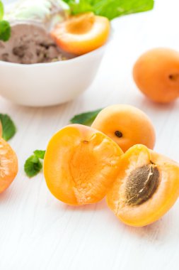 Kayısı ile bir kase dondurma ve üzerinde beyaz bir adam nane