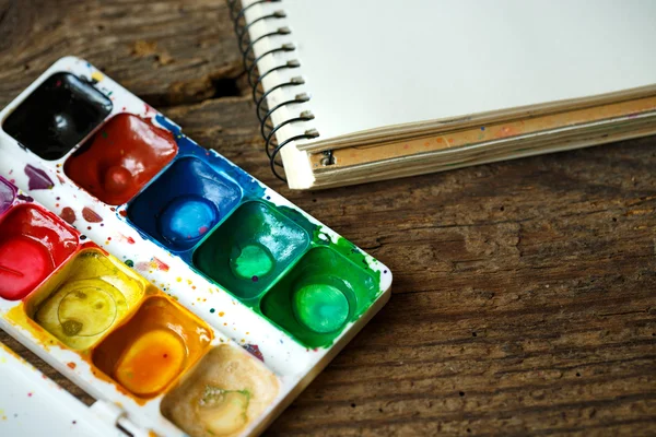 Zestaw do malowania: pędzle, farby, papier, farba akwarela, akryl — Zdjęcie stockowe