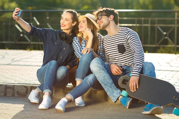 Sorridenti amici fare selfie all'aperto — Foto Stock