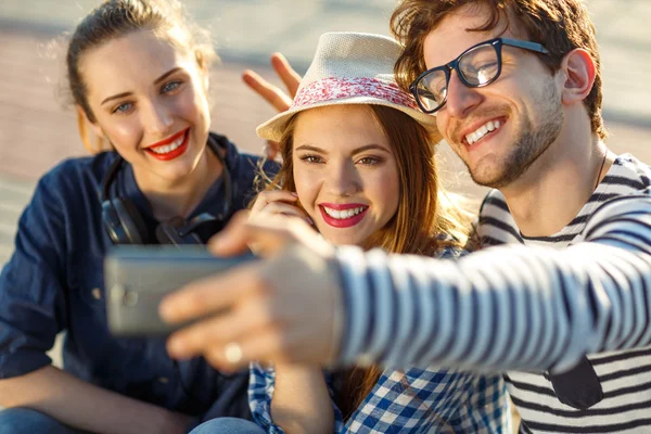 Arkadaşlar açık havada selfie yapma gülümseyen — Stok fotoğraf