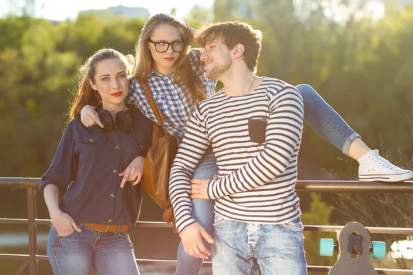 Lächelnde Freunde, die Spaß im Freien haben — Stockfoto