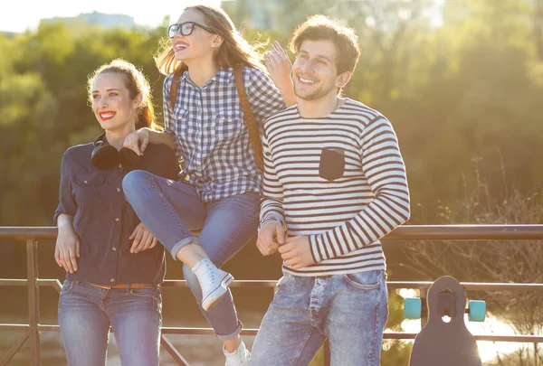 Sonrientes amigos divirtiéndose al aire libre — Foto de Stock