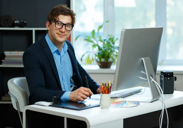 Bello giovane uomo che lavora da casa ufficio — Foto Stock