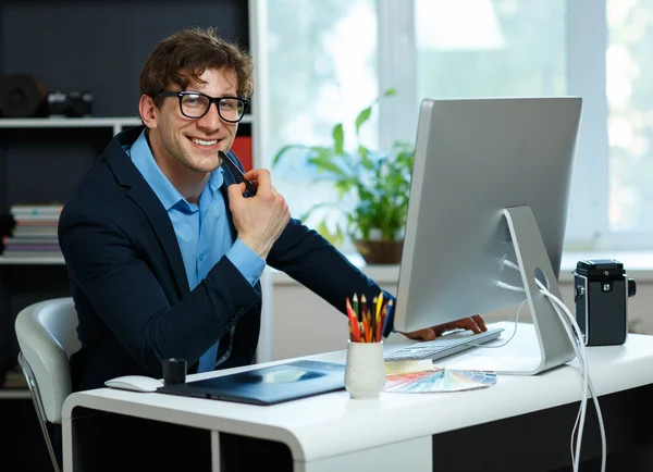 Schöner junger Mann, der von zu Hause aus arbeitet — Stockfoto