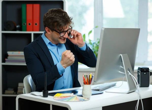 Bello giovane uomo che lavora da casa ufficio — Foto Stock