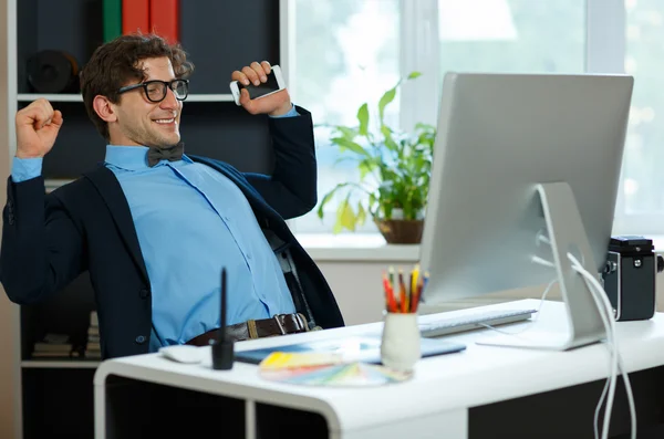 Bello giovane uomo che lavora da casa ufficio — Foto Stock