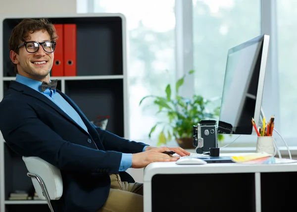 Bello giovane uomo che lavora da casa ufficio — Foto Stock