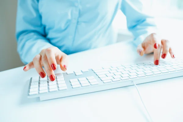 Trabajadora de oficina escribiendo en el teclado — Foto de Stock