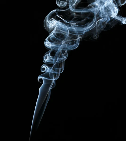 Абстрактный легкий дым на черном фоне — стоковое фото