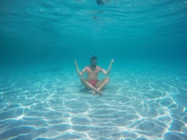 Sakal adamla wa altında meditasyon lotus pozisyonda gözlük