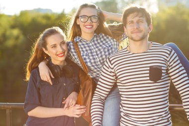Arkadaşlar açık havada eğlence gülümseyen